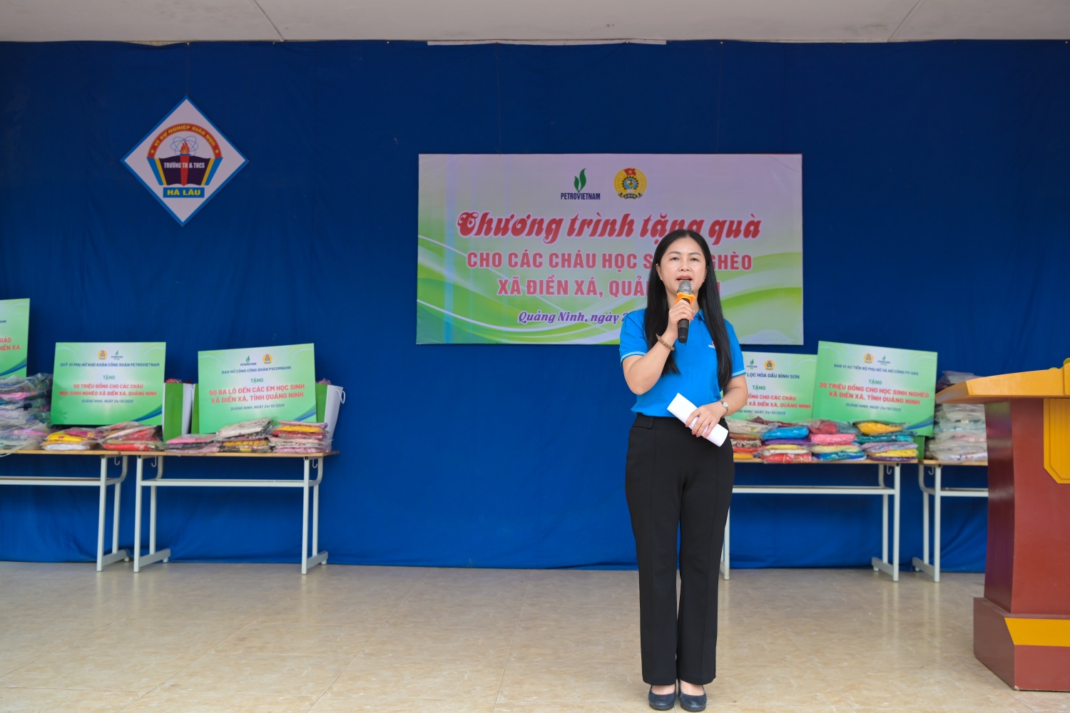 Phát biểu tại chương trình, đồng chí Lương Thị Hồng Nhung, đại diện đoàn công tác bày tỏ niềm xúc động khi được đến thăm và trao quà cho các học sinh, đồng thời cho biết, những món quà tuy không lớn về giá trị vật chất, nhưng chứa đựng tình cảm, tấm lòng và sự sẻ chia của tập thể người lao động Petrovietnam. Đây sẽ là nguồn động viên để các em có thêm niềm tin, nghị lực vượt qua khó khăn, tiếp tục nỗ lực học tập thật tốt, nuôi dưỡng ước mơ vươn lên và đóng góp cho quê hương, đất nước.