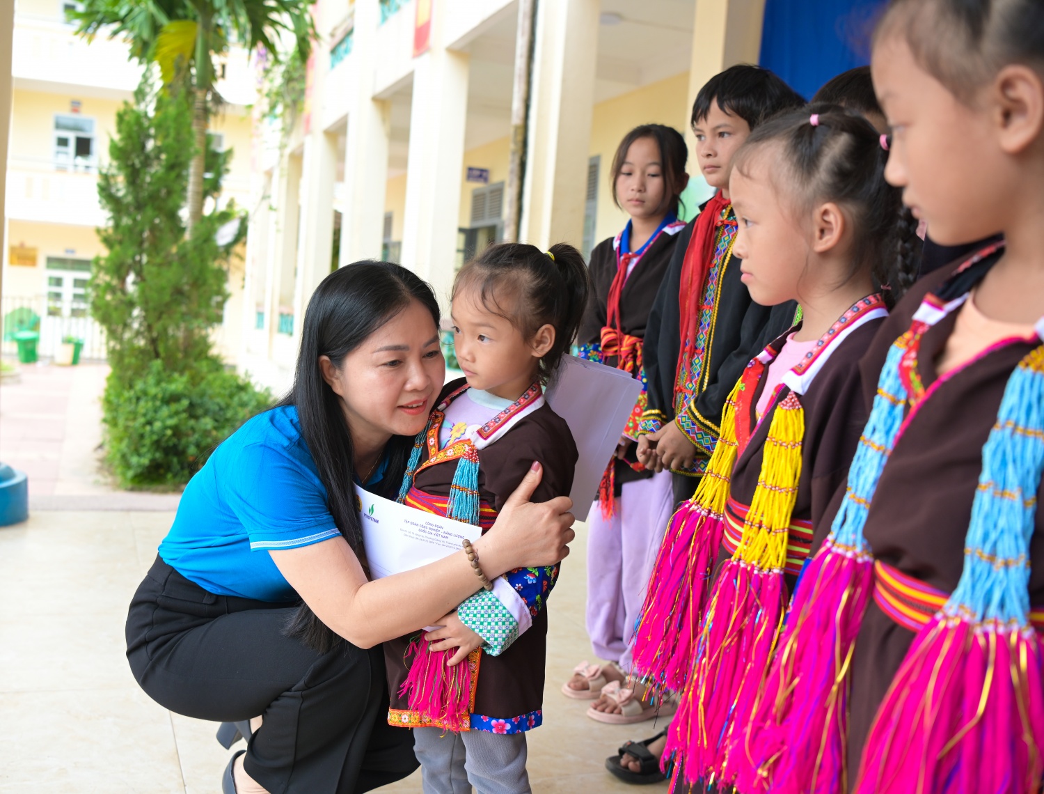 Đồng chí Lương Thị Hồng Nhung, Uỷ viên BTV, Trưởng ban Nghiệp vụ Công đoàn Petrovietnam thăm hỏi và tặng quà cho các em học sinh có hoàn cảnh khó khăn