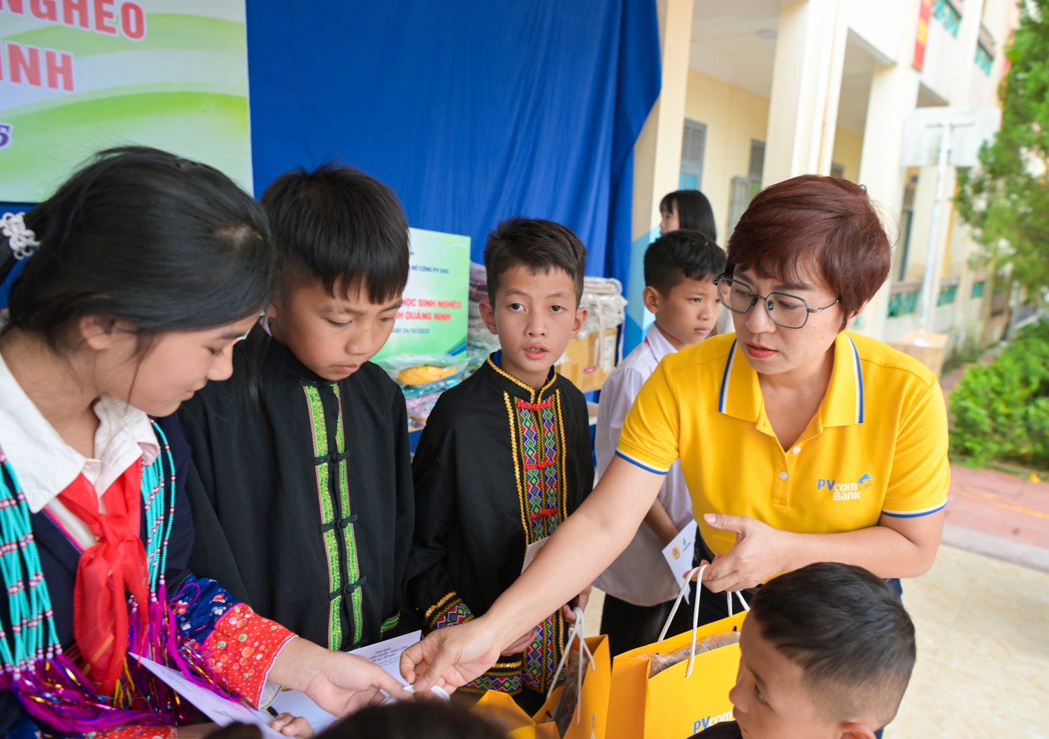 Đồng chí Nguyễn Thị Lệ Mỹ, Phó Chánh Văn phòng PVcomBank tặng quà cho các học sinh có hoàn cảnh khó khăn