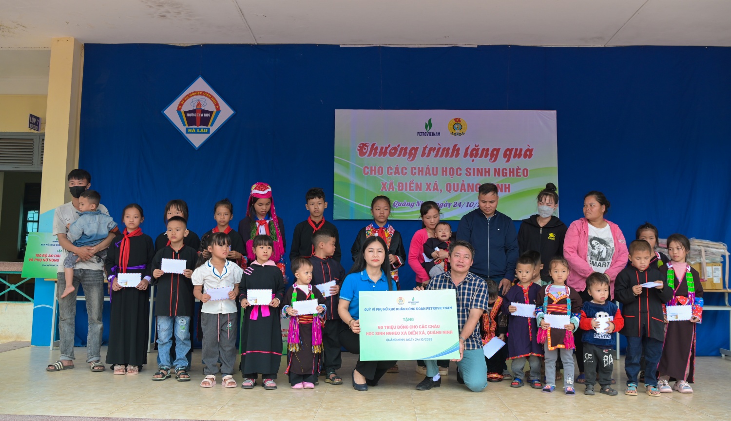 Công đoàn Petrovietnam đã trao biểu trưng hỗ trợ 50 triệu đồng