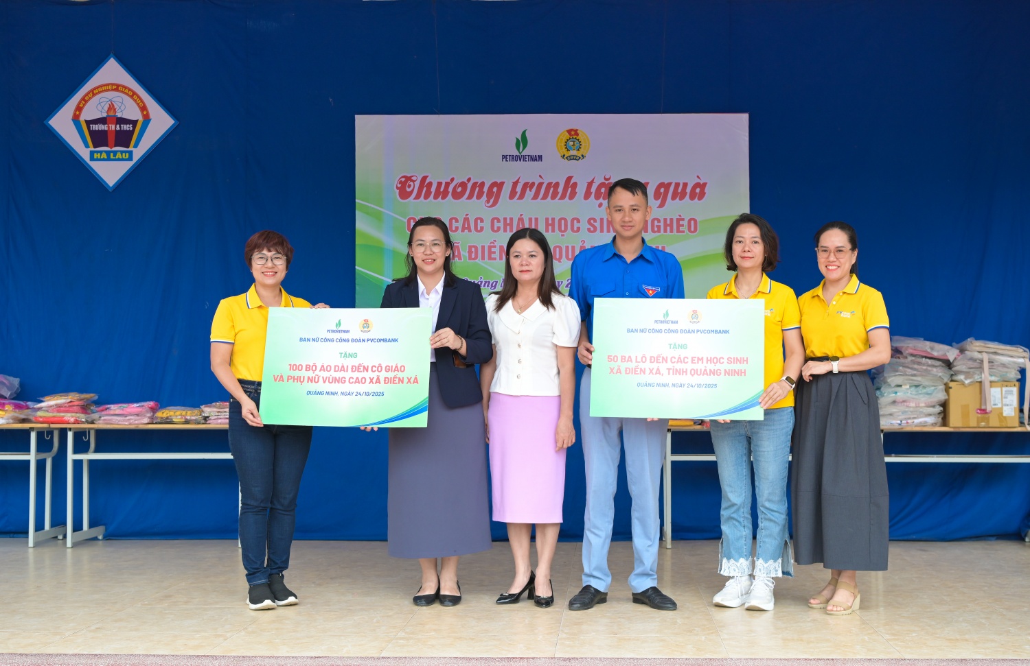 Công đoàn PVcomBank gửi tặng 50 ba lô học sinh và 100 bộ áo dài.