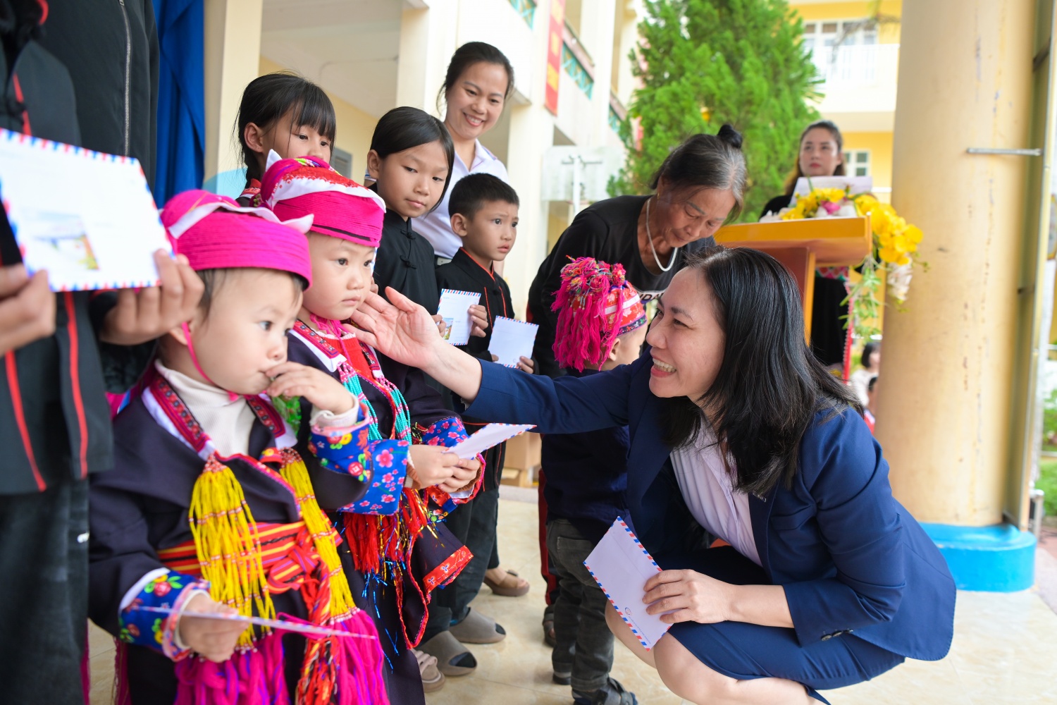 Đồng chí Trương Thị Thu Hà, Phó Chủ tịch Công đoàn BSR thăm hỏi và trao quà cho các học sinh