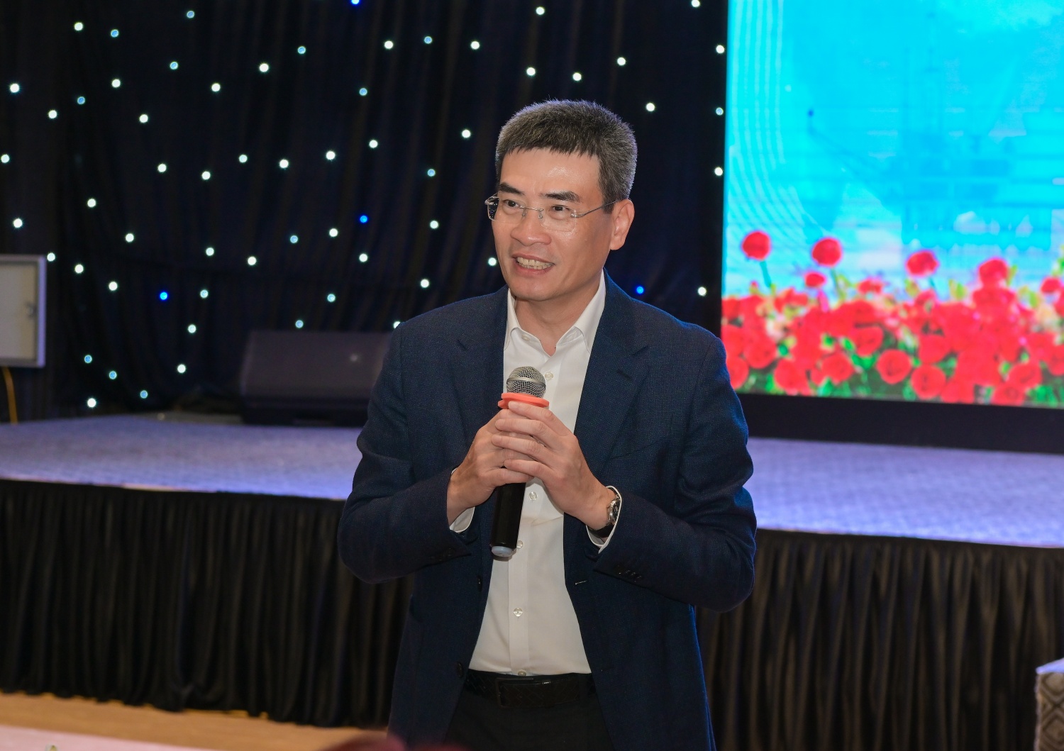 Tại diễn đàn, đồng chí Dương Mạnh Sơn – Phó Tổng Giám đốc Petrovietnam ghi nhận và biểu dương những nỗ lực, cống hiến của các nữ cán bộ, người lao động trong toàn Tập đoàn. Đồng chí chia sẻ, phụ nữ Petrovietnam hãy không ngừng học hỏi, bước ra khỏi “vùng an toàn”, khẳng định bản lĩnh, trí tuệ và vị thế của mình trong mọi lĩnh vực công tác. Lãnh đạo Tập đoàn luôn đồng hành, tạo môi trường làm việc thuận lợi, cơ hội phát triển toàn diện để mỗi nữ cán bộ có thể phát huy năng lực, sáng tạo trong công việc, đồng thời gìn giữ được hạnh phúc, sự hài hòa trong cuộc sống gia đình.