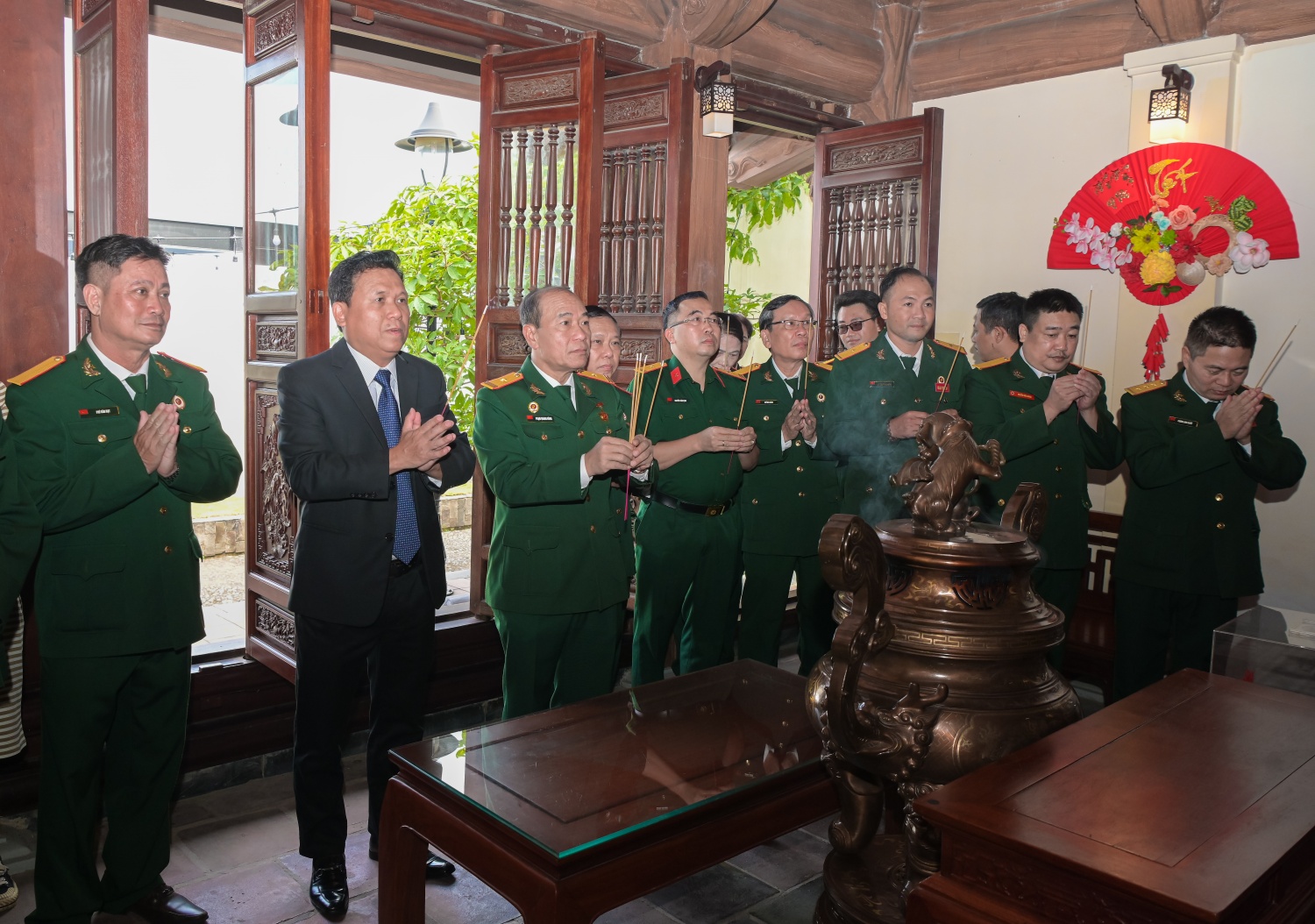 Các đại biểu dâng hương tại phòng thờ Chủ tịch Hồ Chí Minh.