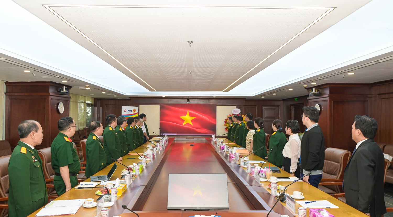 Các đại biểu thực hiện nghi thức chào cờ.