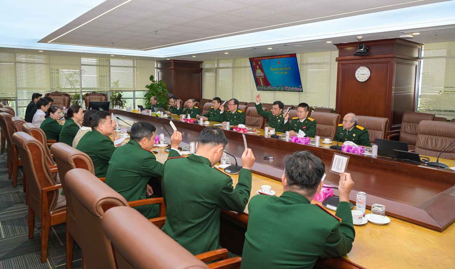 Các đại biểu biểu quyết thông qua các nội dung tại Đại hội.