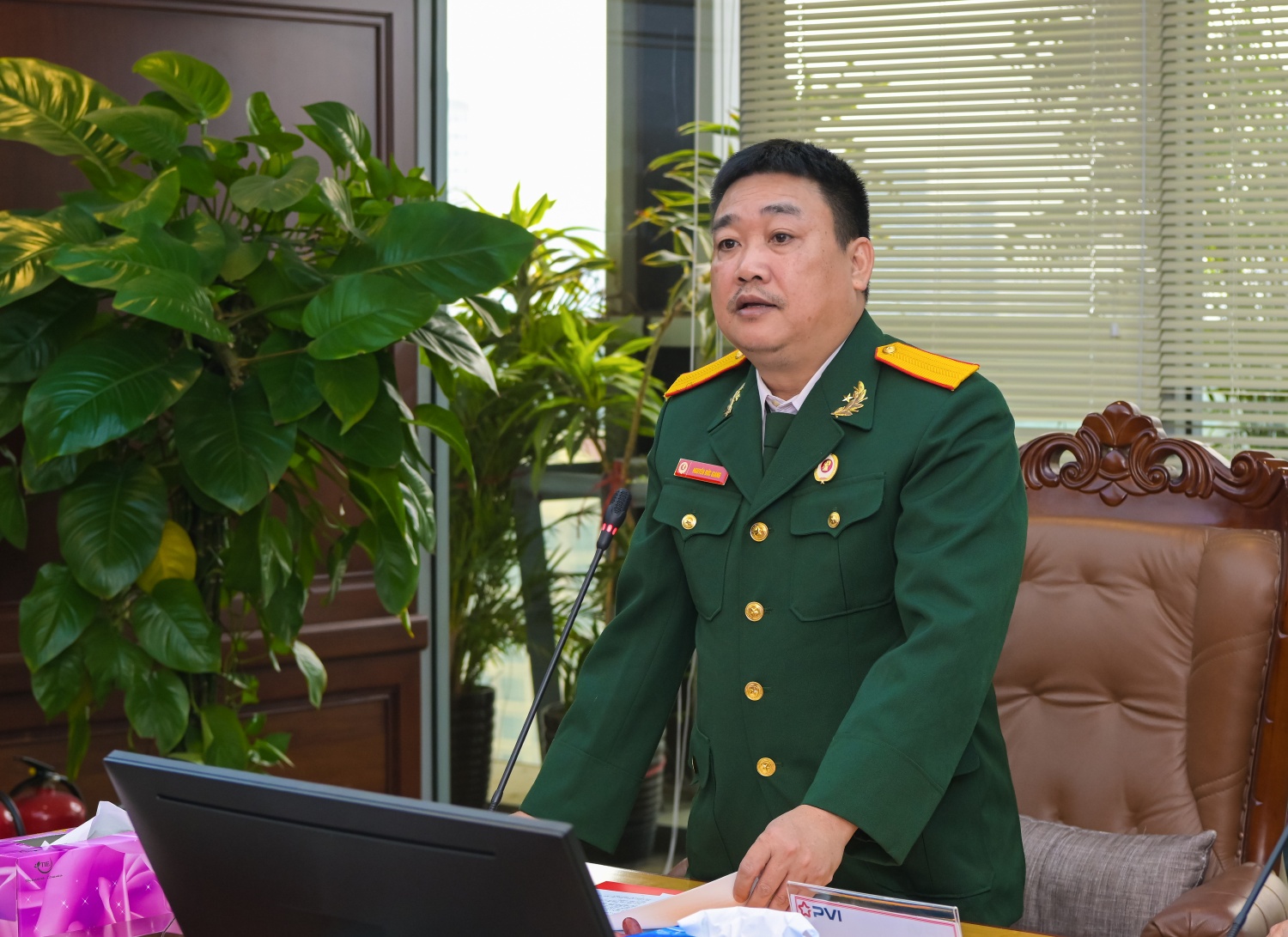 Đồng chí Nguyễn Đức Giang, Phó Chủ tịch Hội CCB PVI trình bày báo cáo kiểm điểm của Ban Chấp hành nhiệm kỳ 2022-2027.