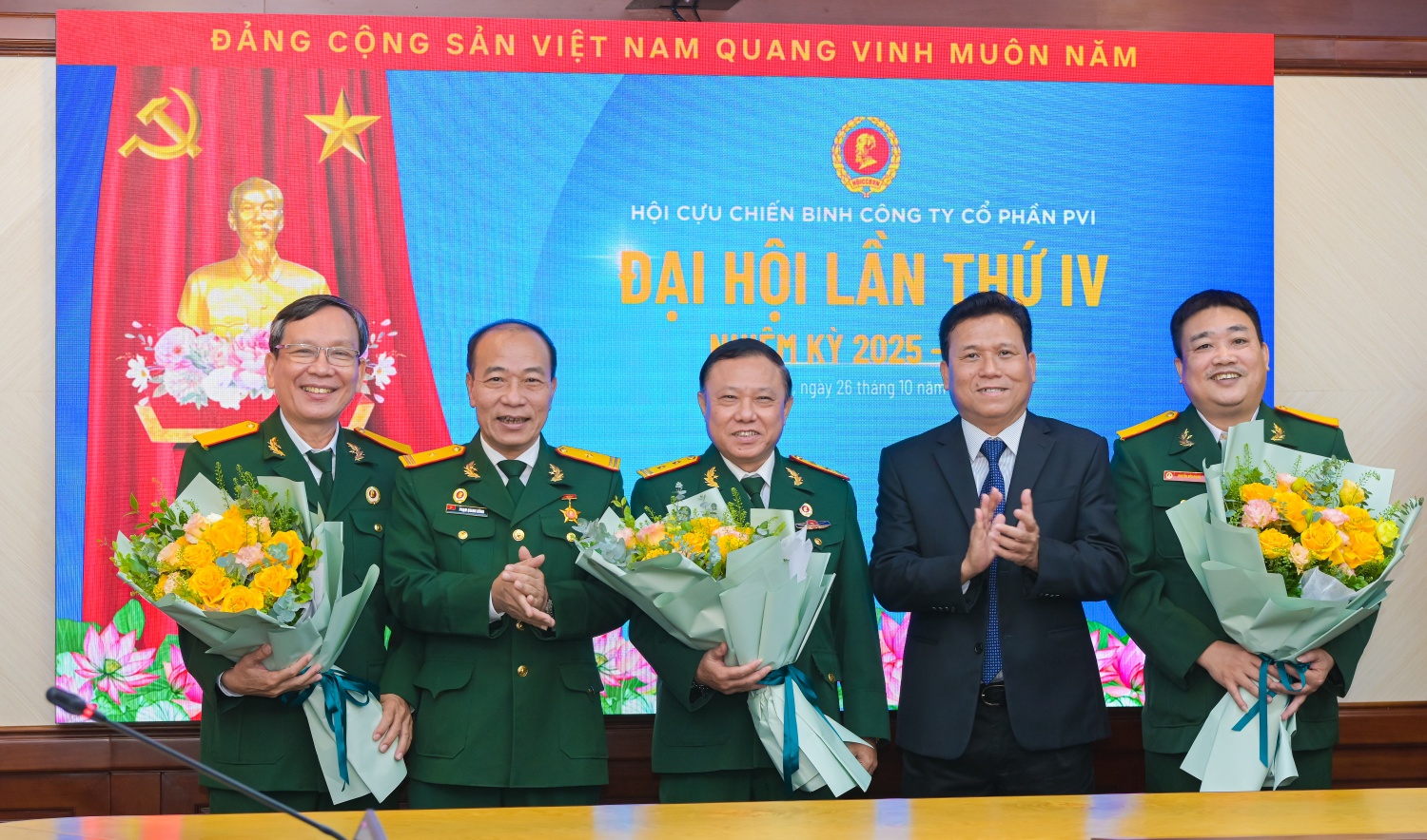 Đồng chí Phạm Quang Dũng và đồng chí Đặng Tiến Dũng chúc mừng Ban Chấp hành Hội CCB PVI nhiệm kỳ 2025-2030.