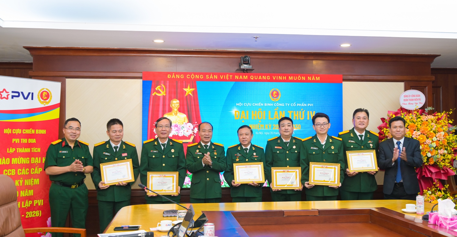 Chủ tịch Hội CCB Petrovietnam tặng bằng khen cho các cá nhân Hội CCB PVI đã có thành tích xuất sắc trong nhiệm kỳ vừa qua.