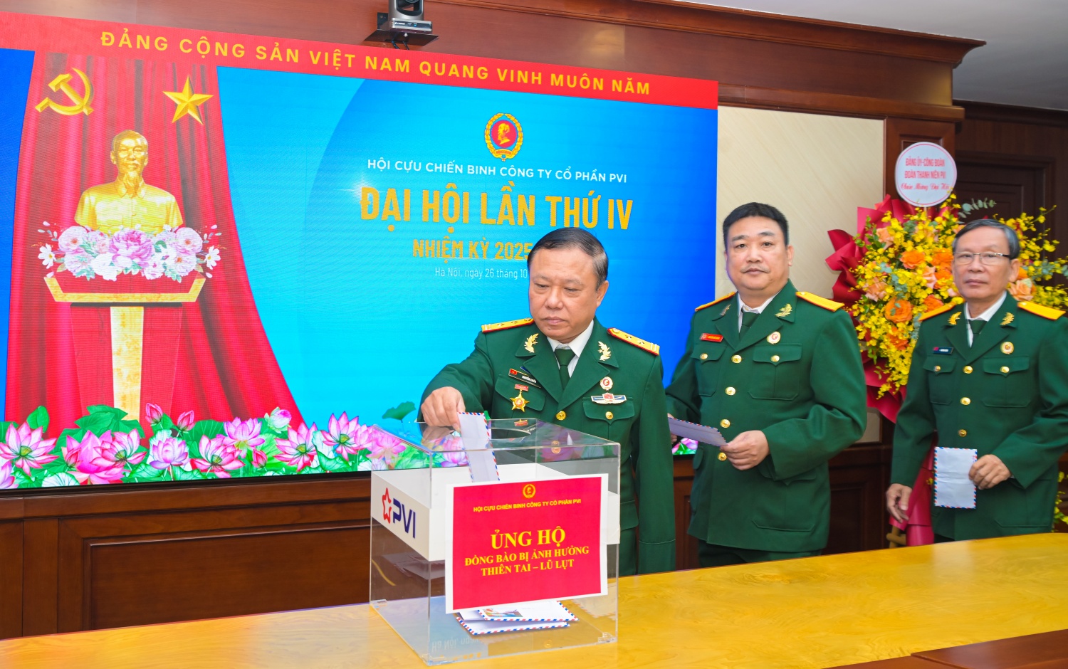 Các đại biểu quyên góp ủng hộ đồng bào chịu ảnh hưởng bởi bão lũ.