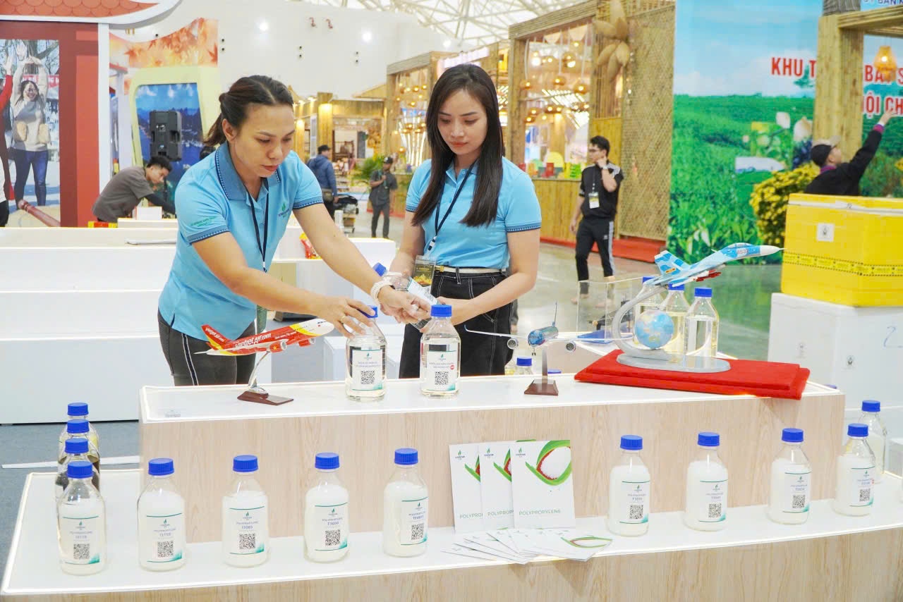 Gian hàng BSR tại khu trưng bày của tỉnh Quảng Ngãi với nhiều sản phẩm tiêu biểu được trưng bày, quảng bá tại Hội chợ Mùa Thu 2025.