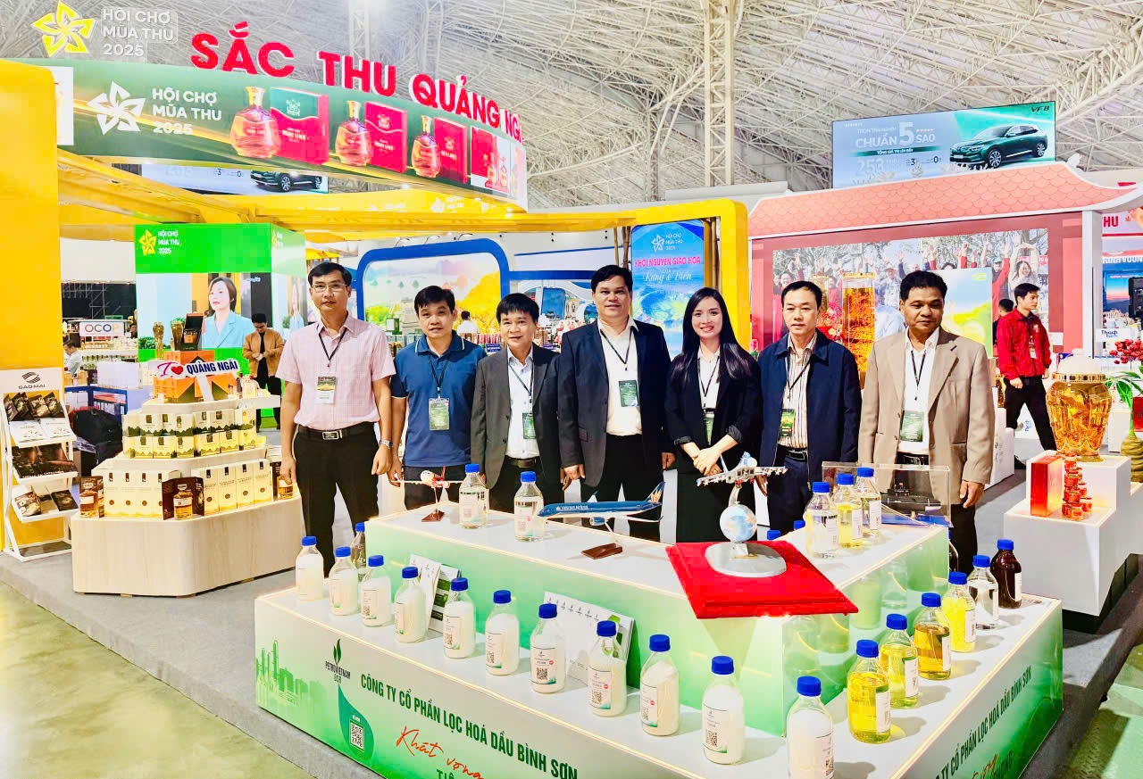 Ông Trần Phước Hiền, Phó Chủ tịch UBND tỉnh Quảng Ngãi (đứng giữa) và đại diện các sở, ngành của tỉnh tham quan gian hàng BSR.