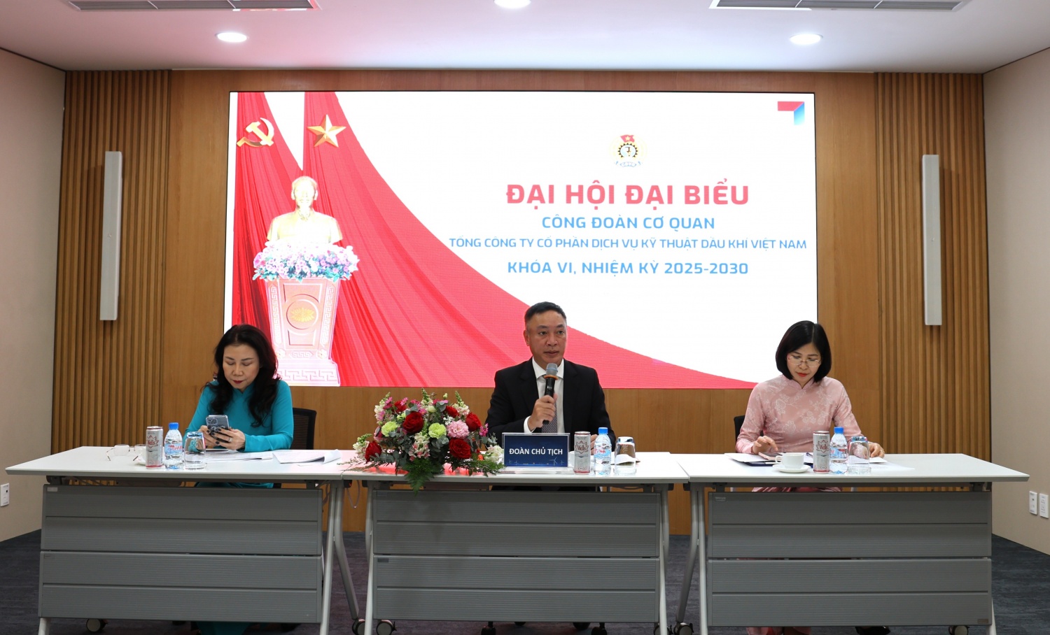 Đoàn Chủ tịch điều hành Đại hội.