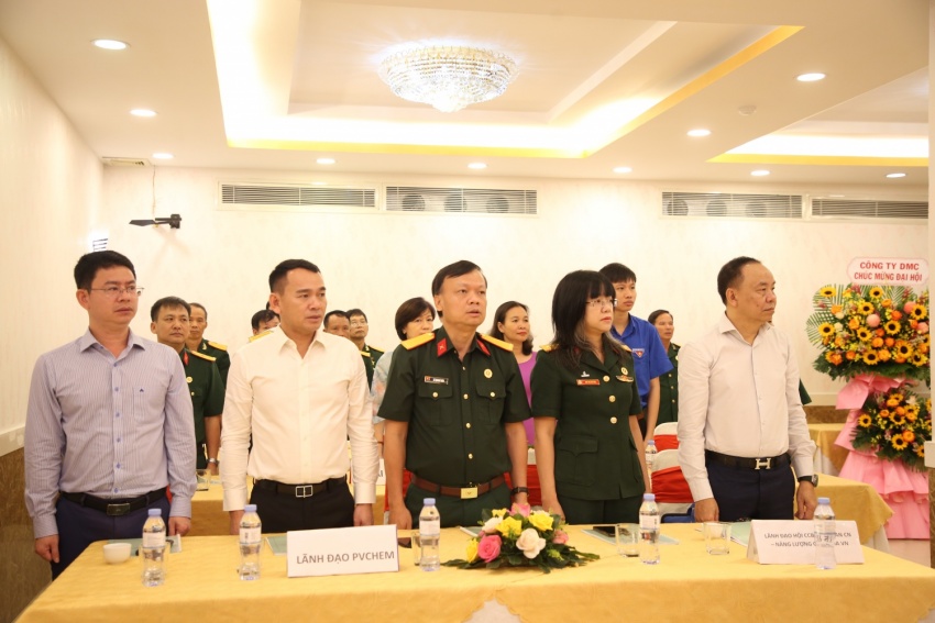 Các đại biểu thực hiện nghi thức chào cờ tại Đại hội.