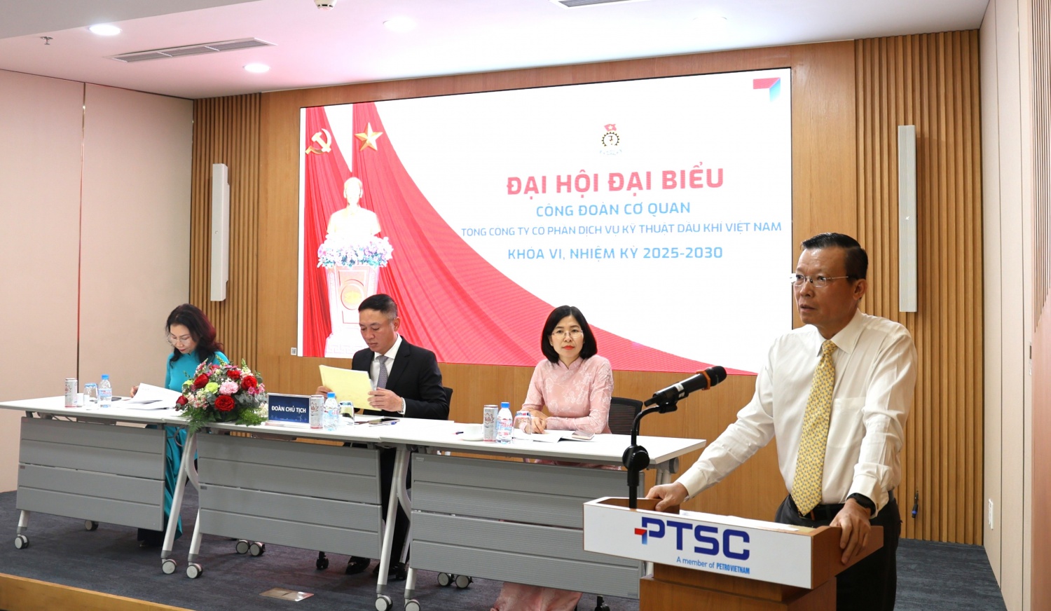 Chủ tịch Công đoàn PTSC Nguyễn Trần Toàn nhấn mạnh yêu cầu tiếp tục đổi mới, bứt phá mạnh mẽ, phát huy vai trò cầu nối của tổ chức công đoàn, góp phần nâng cao hiệu quả sản xuất kinh doanh và chăm lo tốt hơn cho người lao động.