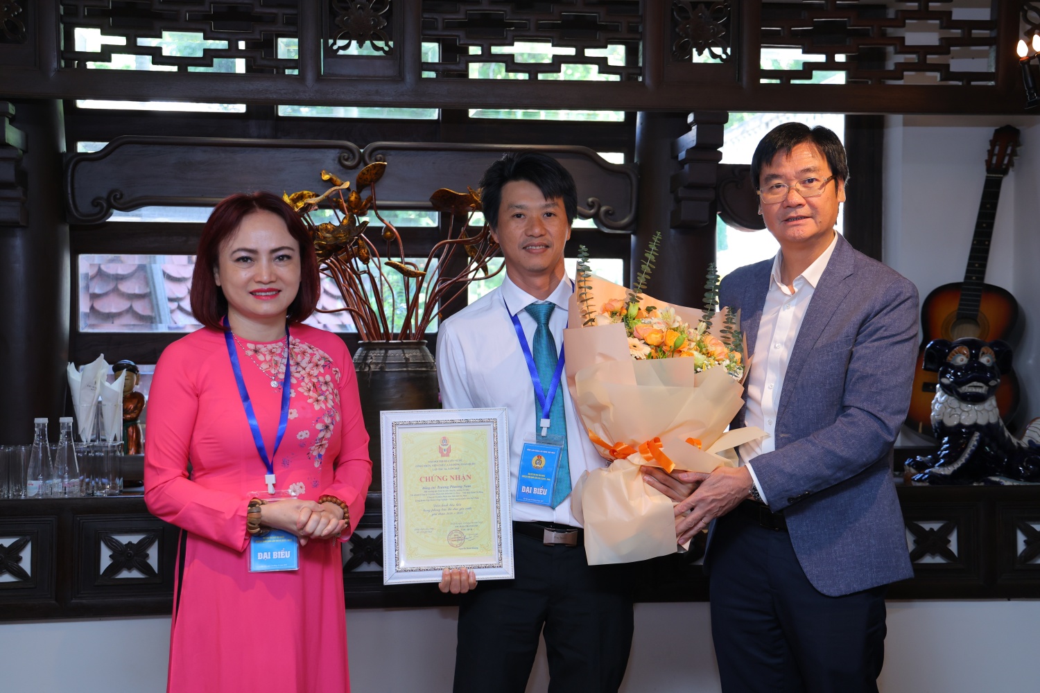 Đồng chí Nghiêm Thùy Lan - Chủ tịch Công đoàn Petrovietnam và đồng chí Nguyễn Mạnh Kha - Phó Chủ tịch Thường trực Công đoàn Petrovietnam trao tặng Giấy chứng nhận và tặng hoa chúc mừng cá nhân điển hình tiên tiến.