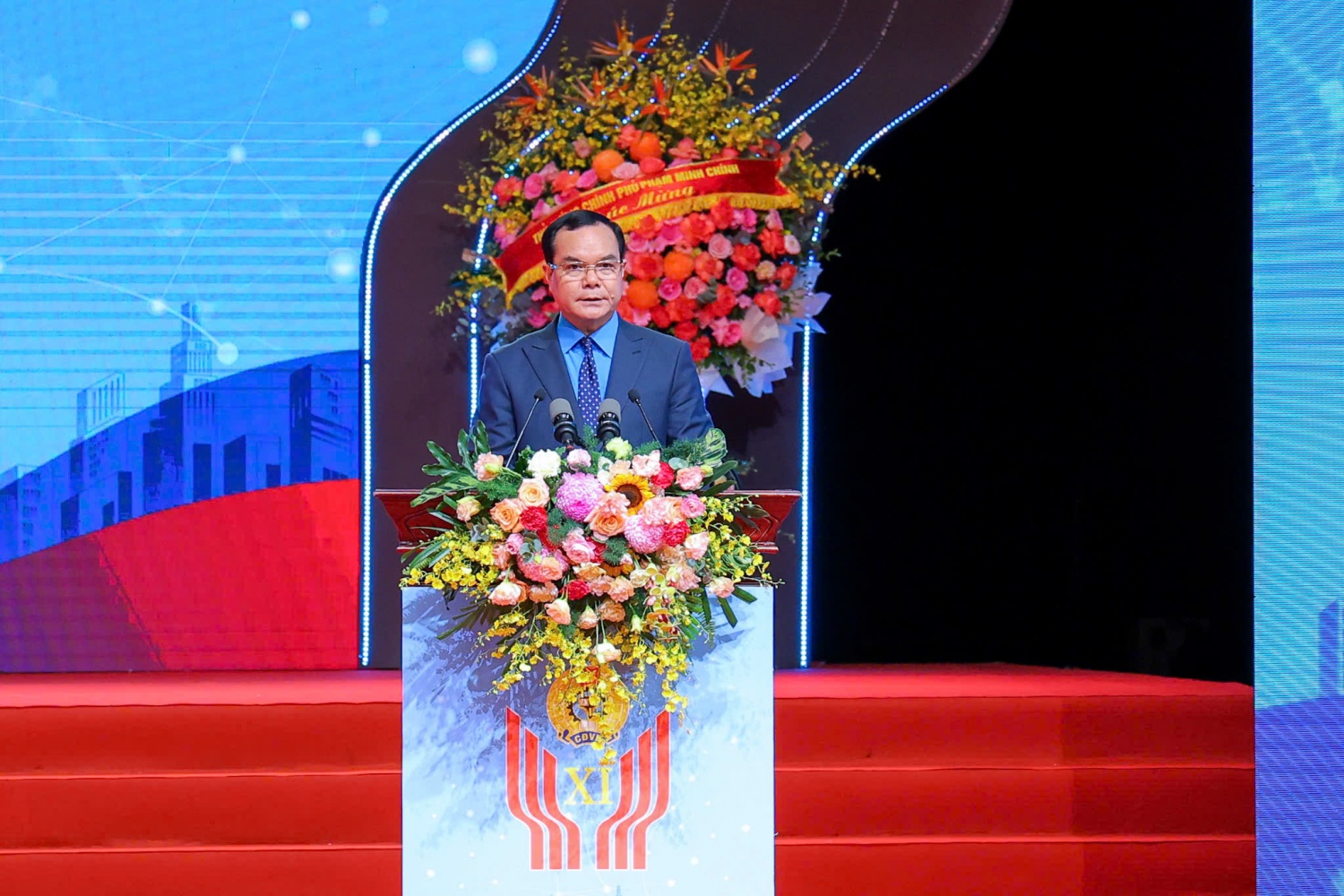 Đồng chí Nguyễn Đình Khang - Ủy viên Trung ương Đảng, Phó Chủ tịch Ủy ban Trung ương MTTQ Việt Nam, Bí thư Đảng ủy, Chủ tịch Tổng LĐLĐVN phát biểu khai mạc Đại hội.