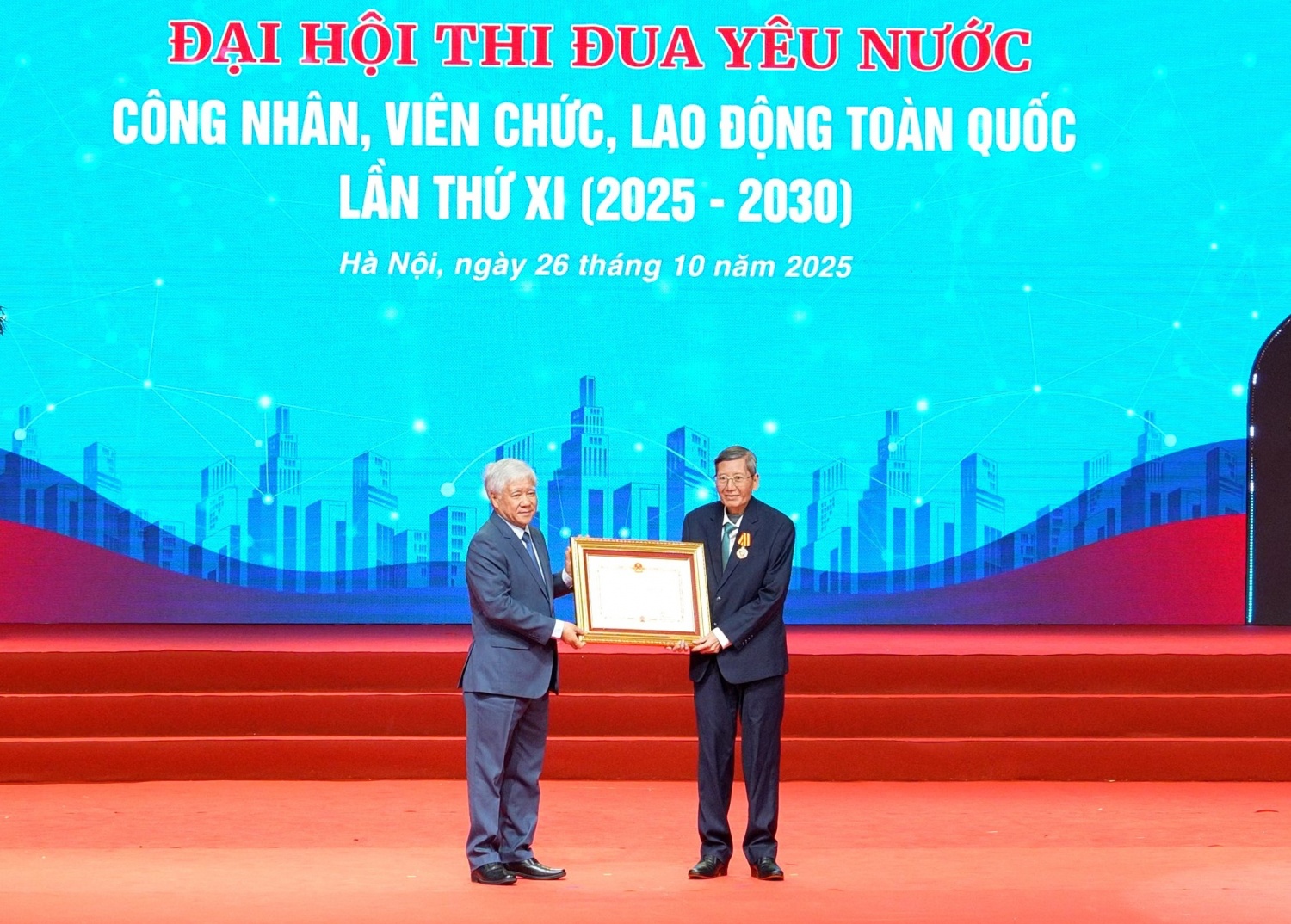 Đồng chí Đỗ Văn Chiến - Ủy viên Bộ Chính trị, Bí thư Trung ương Đảng, Bí thư Đảng ủy MTTQ, các đoàn thể Trung ương, Chủ tịch Ủy ban Trung ương MTTQ Việt Nam, trao Huân chương Độc lập hạng Ba cho đồng chí Trần Thanh Hải - nguyên Phó Chủ tịch Thường trực Tổng LĐLĐVN.