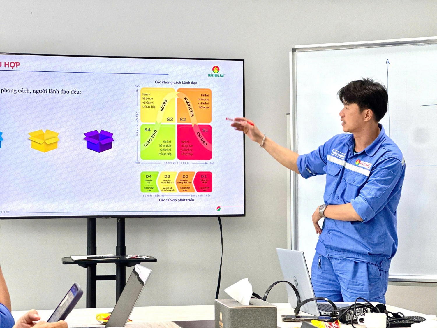 Đội trưởng Trương Phương Nam cho biết, bên cạnh công tác kỹ thuật, đội cũng chú trọng đến việc đào tạo và nâng cao năng lực đội ngũ thợ cơ khí, xây dựng khung năng lực, lộ trình tay nghề rõ ràng.