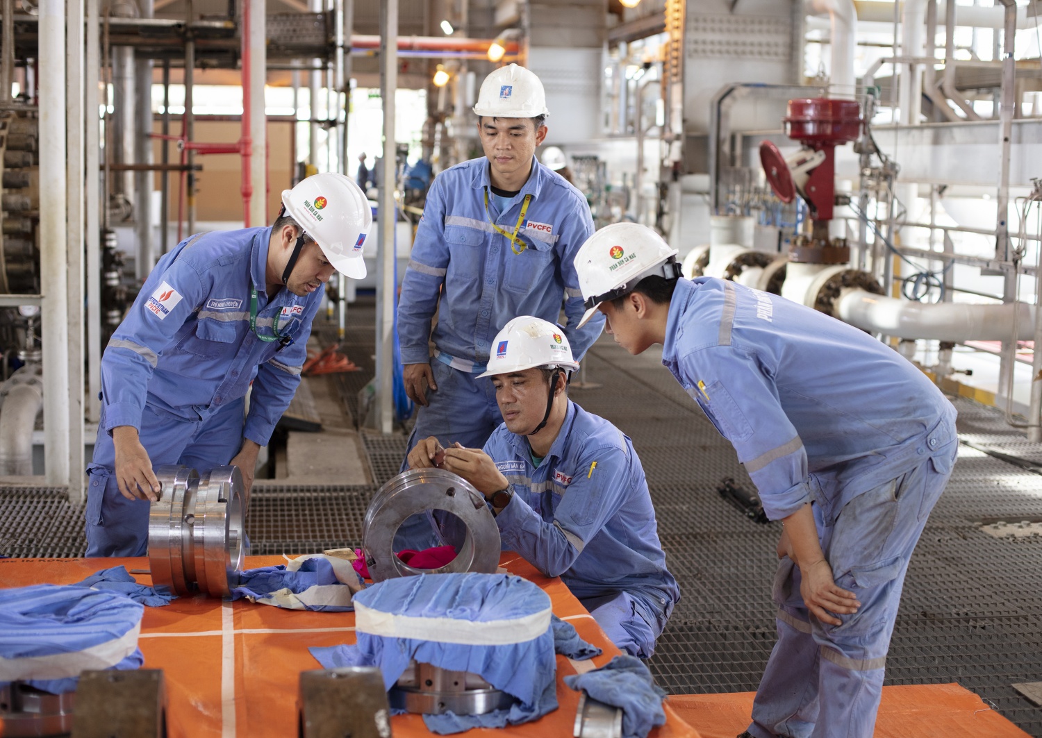 Các kỹ sư PVCFC tham gia bảo dưỡng tổng thể Nhà máy Đạm Cà Mau.