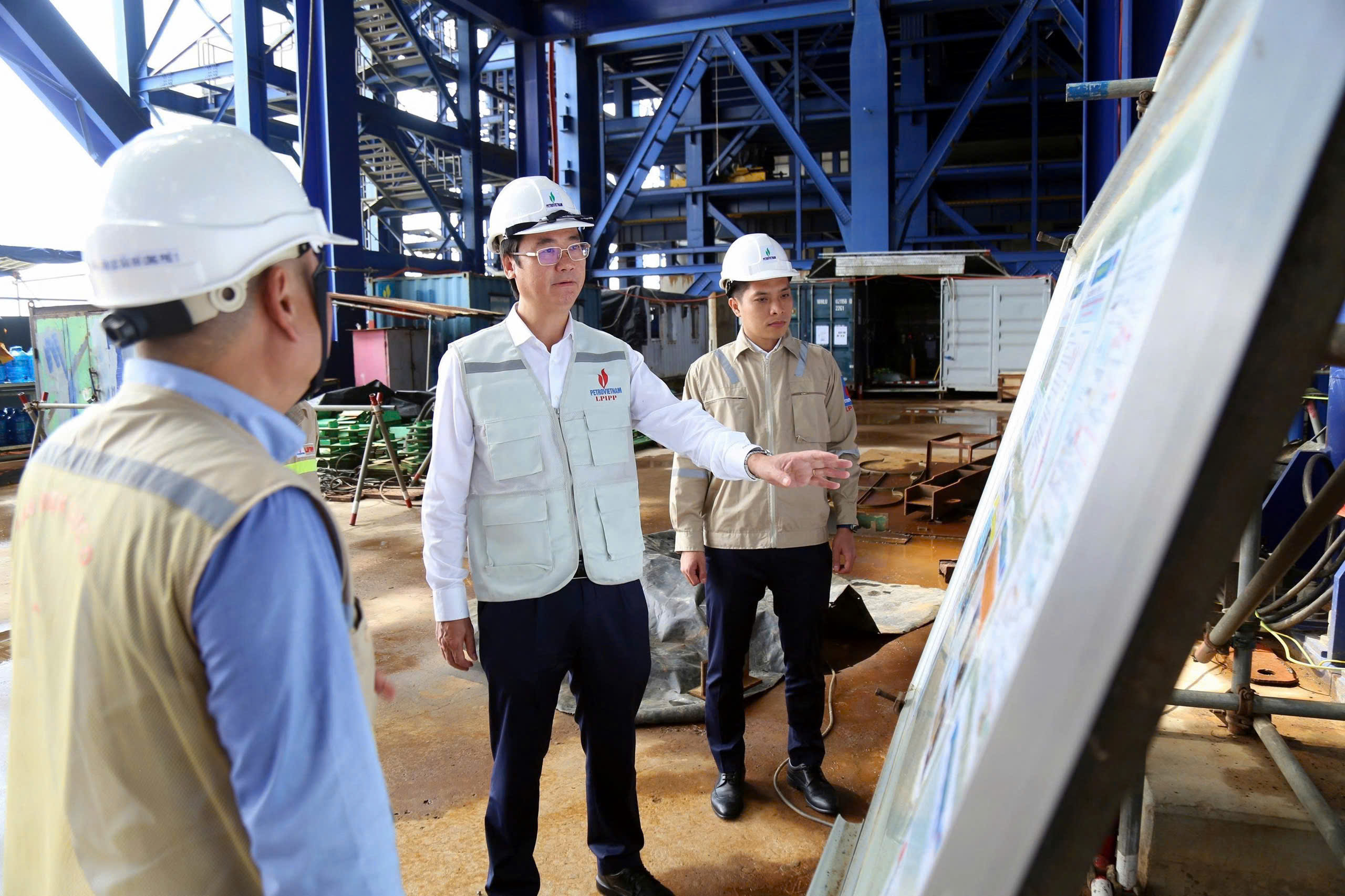 Đồng chí Nguyễn Mạnh Kha – Phó Chủ tịch Thường trực Công đoàn Petrovietnam kiểm tra công tác an toàn tại công trường Dự án NMNĐ Long Phú 1