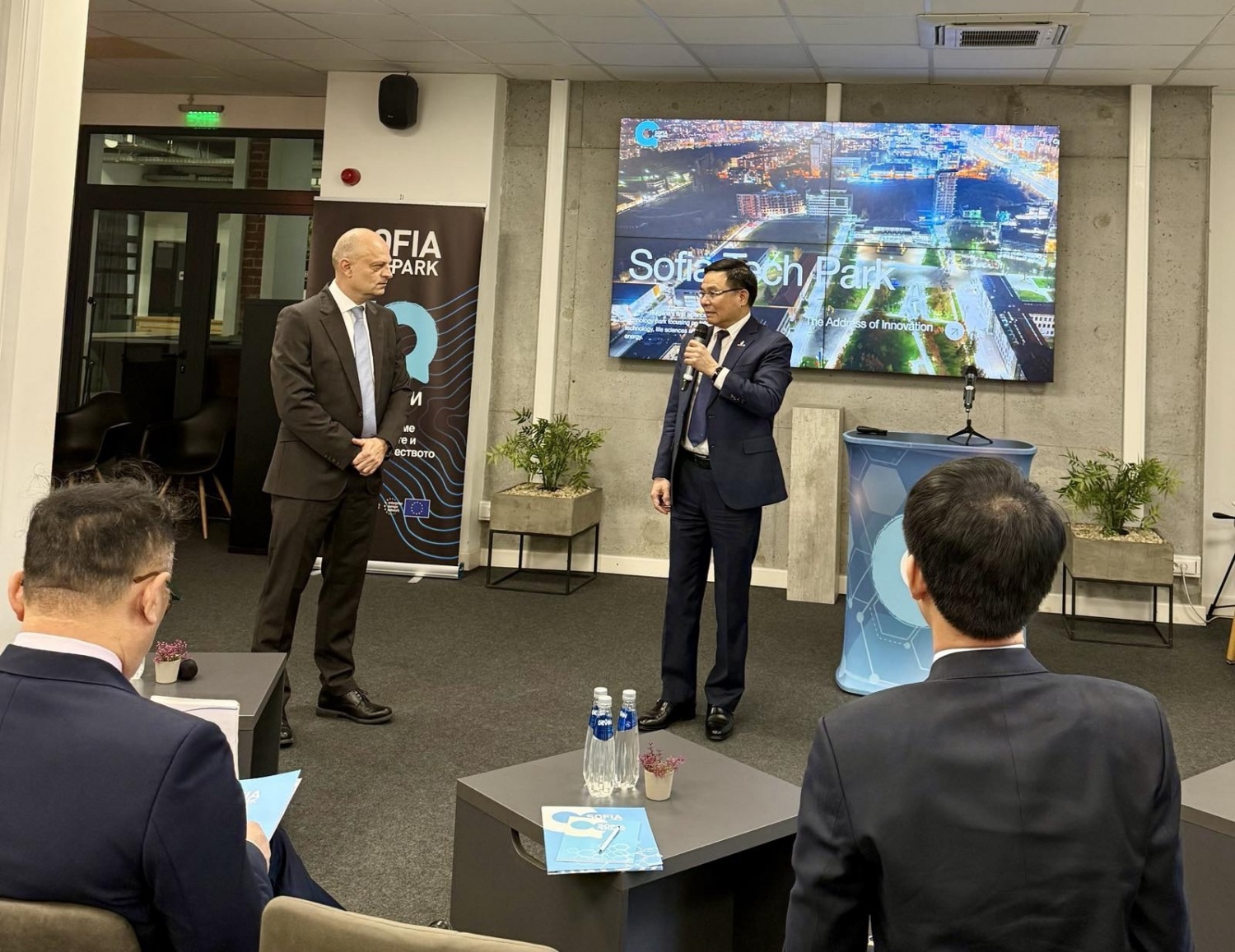 Chủ tịch HĐTV Lê Mạnh Hùng trao đổi với lãnh đạo Trung tâm Sofia Tech Park