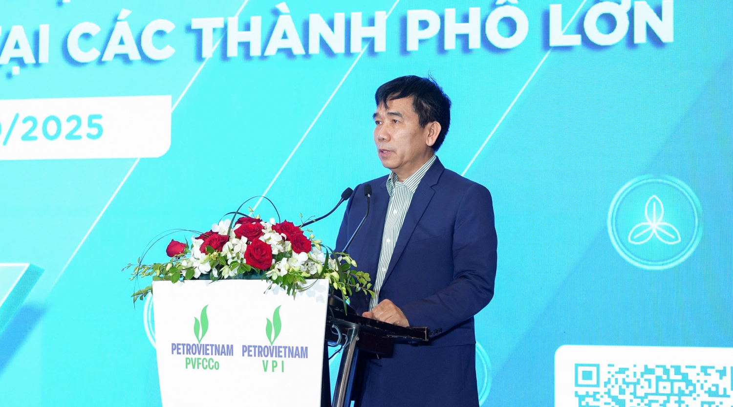 Phó Tổng Giám đốc Petrovietnam Lê Xuân Huyên: Sản phẩm dung dịch xử lý khí thải động cơ diesel DEF - Phú Mỹ Xanh sản xuất theo tiêu chuẩn quốc tế, góp phần thúc đẩy chuyển đổi xanh trong lĩnh vực vận tải.