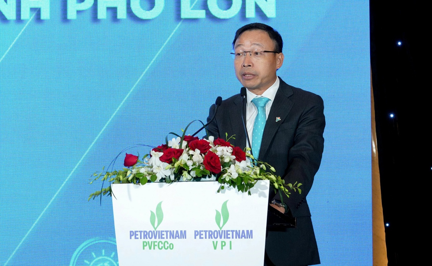 Tổng giám đốc PVFCCo Phan Công Thành cam kết đồng hành cùng các cơ quan quản lý và doanh nghiệp, đẩy mạnh sản xuất, cung ứng dung dịch DEF đạt chuẩn quốc tế, góp phần giảm phát thải NOx, bảo vệ sức khỏe cộng đồng và môi trường không khí.