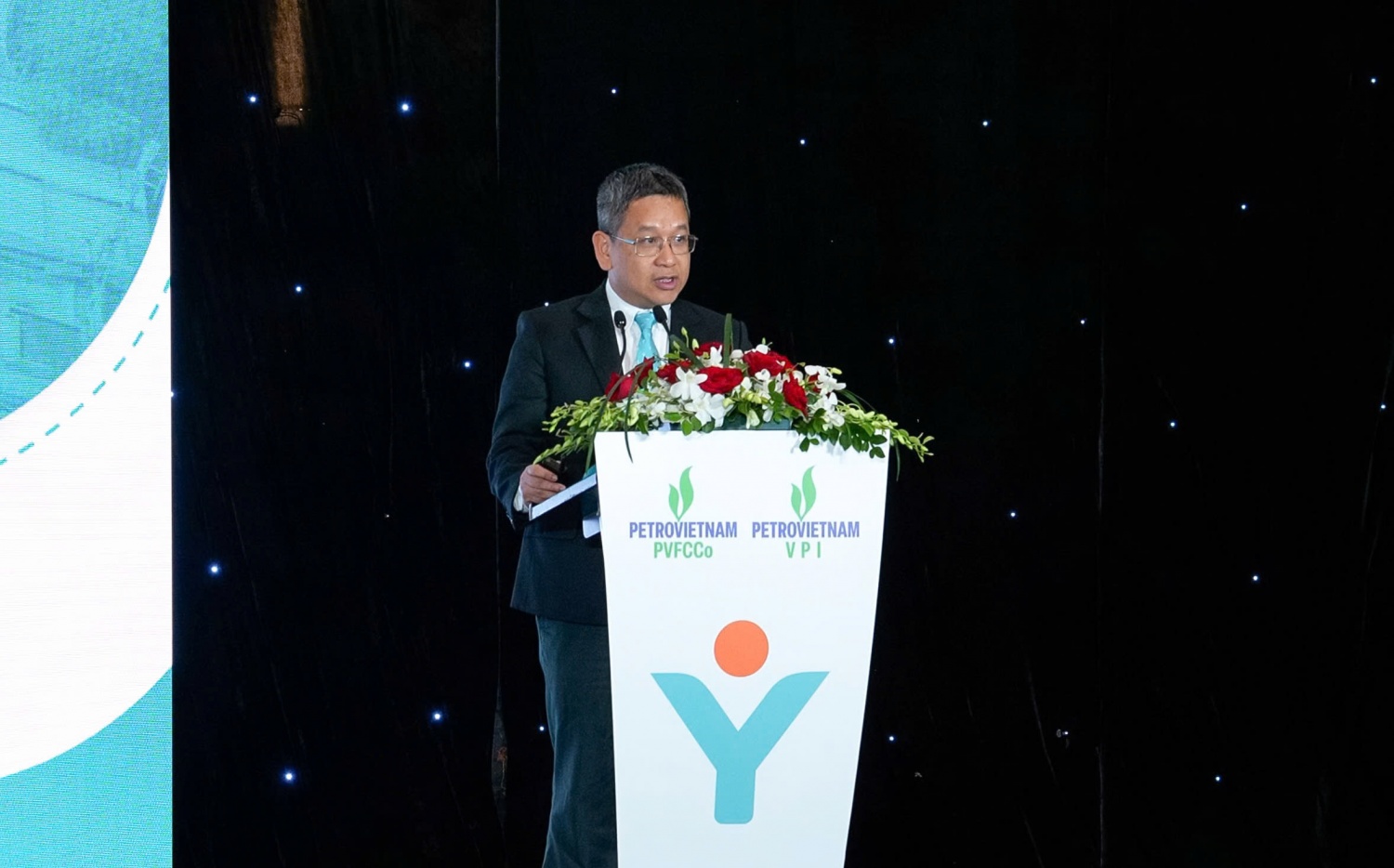 ThS Trần Vĩnh Lộc - Phó Giám đốc Trung tâm Nghiên cứu và Ứng dụng PVFCCo, giới thiệu hệ thống SCR trong việc giảm phát thải khí NOx hiệu quả nhất hiện nay cho động cơ diesel.