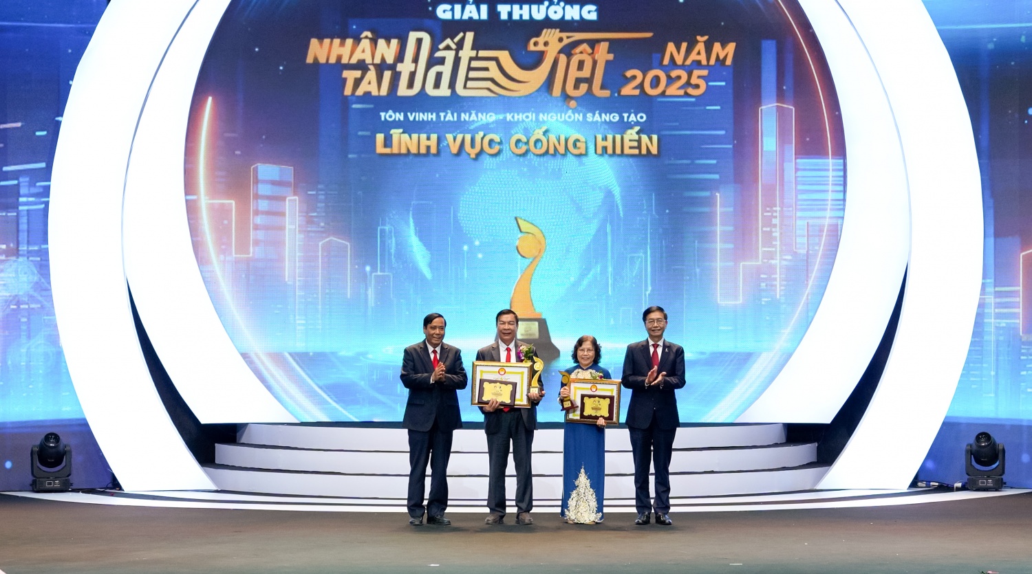 Đồng chí Nguyễn Thanh Bình - Chủ tịch Trung ương Hội Người cao tuổi Việt Nam cùng đồng chí Trần Quang Dũng - Phó Bí thư Thường trực Đảng ủy Petrovietnam trao giải thưởng Cống hiến cho Anh hùng Lao động Nguyễn Quang Mâu, Chủ tịch HĐQT Gốm Đất Việt và Nhà giáo Nhân dân Nguyễn Thị Hiền