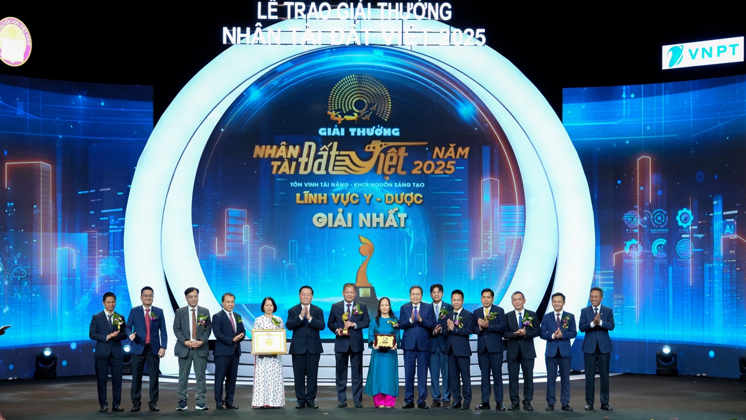 Chủ tịch Quốc hội Trần Thanh Mẫn, Trưởng ban Tuyên giáo và Dân vận Trung ương Nguyễn Trọng Nghĩa cùng Chủ tịch HĐTV Tập đoàn VNPT Tô Dũng Thái trao giải Nhất thuộc lĩnh vực Y tế cho Công trình 