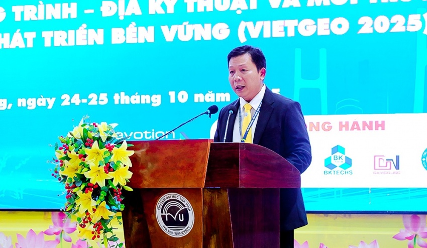 PGS.TS. Nguyễn Minh Hòa - Bí thư Đảng ủy, Hiệu trưởng Trường Đại học Trà Vinh phát biểu khai mạc hội nghị.