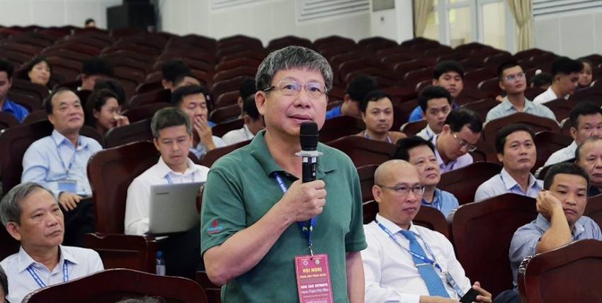Các đại biểu trao đổi sôi nổi tại hội nghị.