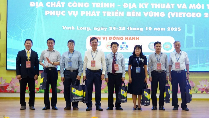 Ban tổ chức cùng đại diện các nhà khoa học, giảng viên, chuyên gia đến từ nhiều viện nghiên cứu và trường đại học trên cả nước.