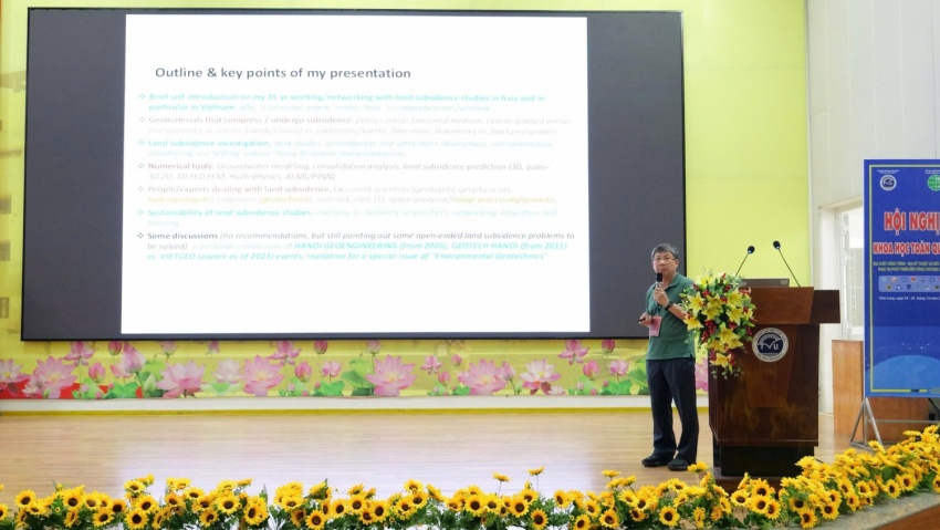 PGS. TS. Phạm Huy Giao - Giảng viên Khoa Dầu khí PVU trình bày công trình nghiên cứu về “Vấn đề sụt lún cục bộ, các yếu tố ảnh hưởng và dự báo sụt lún”