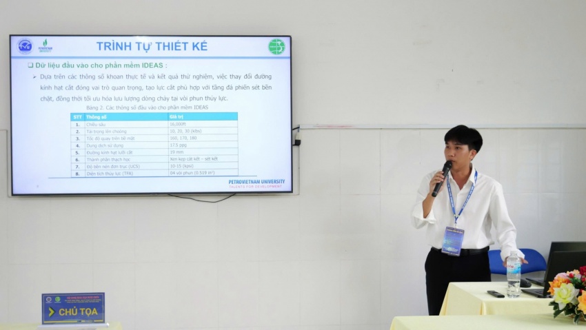 Trần Quan Long - sinh viên năm thứ 4 chuyên ngành Khoan Khai thác, đại diện nhóm tác giả PVU trình bày báo cáo nghiên cứu 