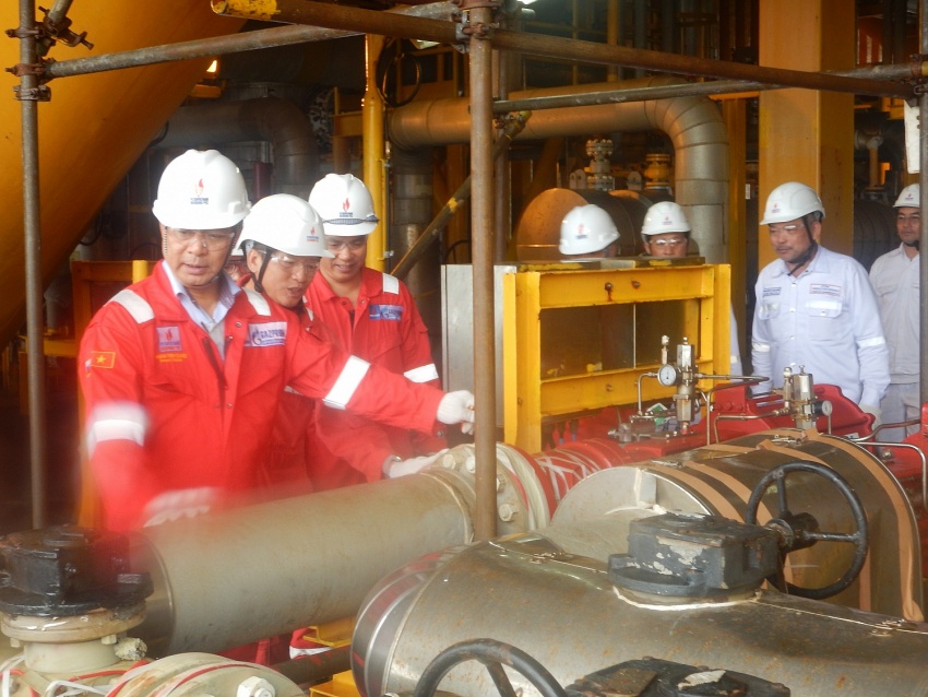Tổng Giám đốc BIENDONG POC Phạm Tiến Dũng kiểm tra hoạt động trên giàn PQP-HT