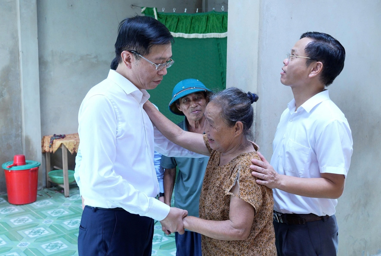 Đồng chí Trần Quang Dũng thăm hỏi người dân bị ảnh hưởng bởi bão số 10 ở Hà Tĩnh