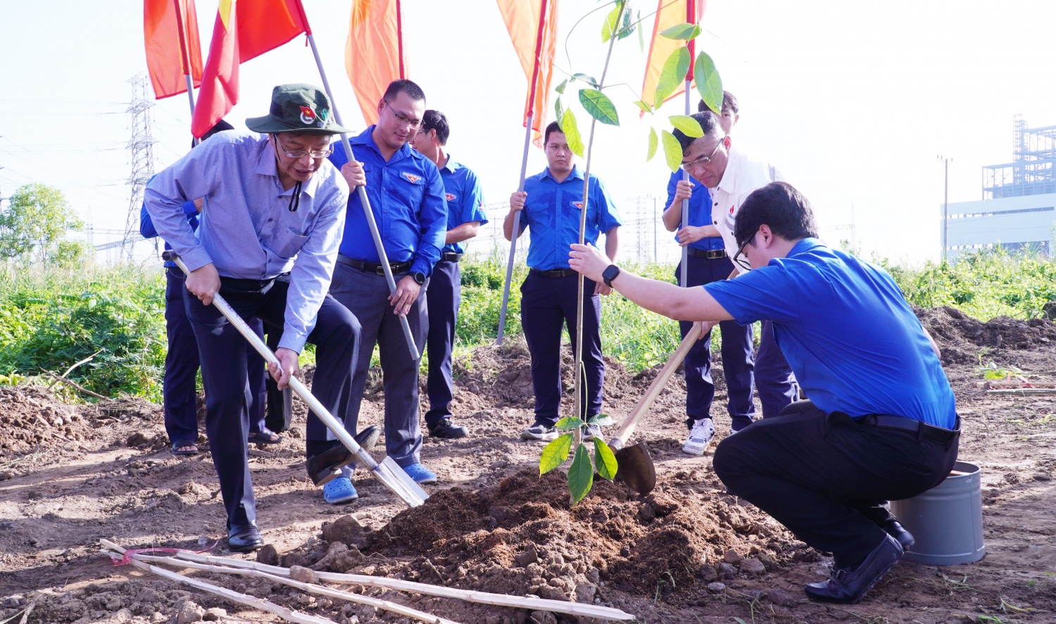 Đồng chí Trần Quang Dũng, Phó Bí thư thường trực Đảng ủy Petrovietnam cùng đoàn viên, thanh niên Tập đoàn trồng cây dọc tuyến đường vào Nhà máy Nhiệt điện Long Phú 1