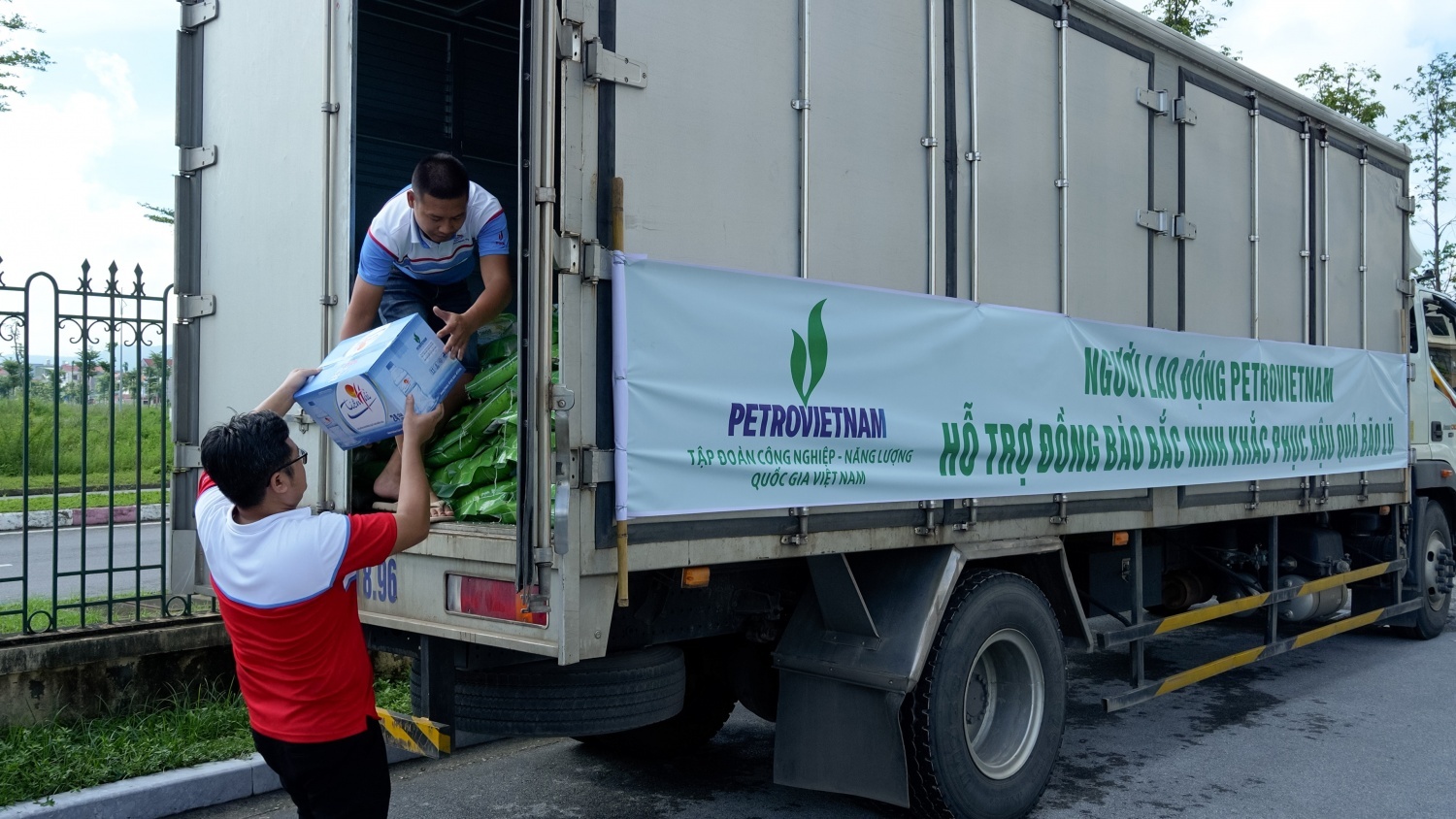 Petrovietnam hỗ trợ các nhu yếu phẩm nhằm giúp những hộ gia đình tại vùng bị ảnh hưởng thiên tai sớm ổn định cuộc sống tại tỉnh Bắc Ninh