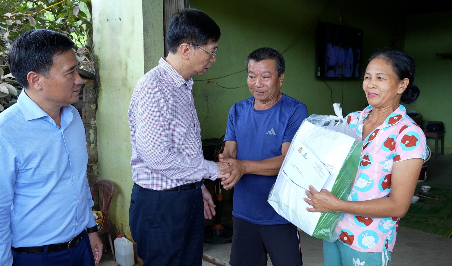 Những món quà hỗ trợ được trao gửi kịp thời đã góp phần giúp bà con sớm ổn định, khắc phục hậu quả bước đầu sau bão lũ