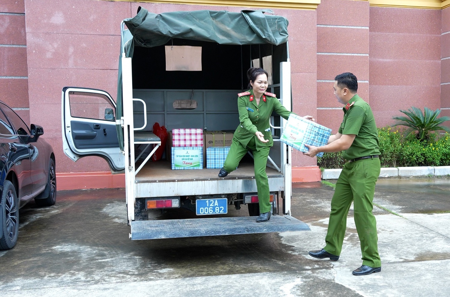 Petrovietnam hỗ trợ khoảng 25.000 quyển vở, cùng các dụng cụ học tập, giúp các em nhỏ sớm trở lại trường sau thiên tai tại tỉnh Lạng Sơn sau hậu quả bão số 11