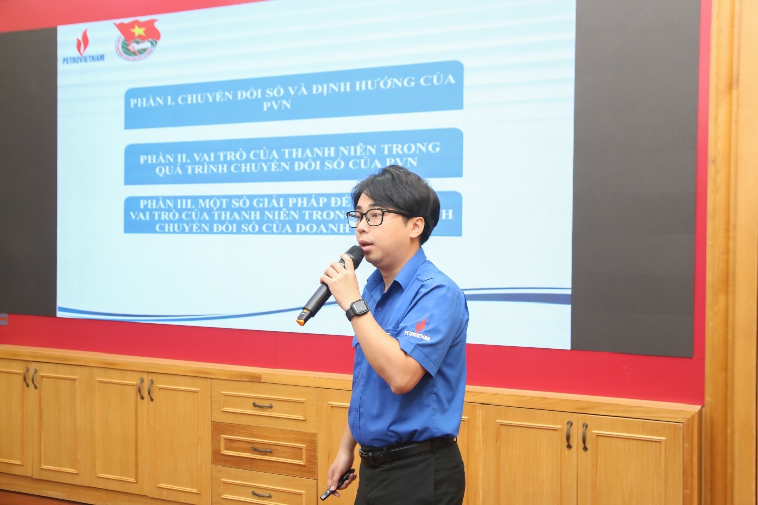 Đồng chí Phạm Đăng An, Bí thư Đoàn Thanh niên Petrovietnam trình bày tham luận với chủ đề “Quá trình chuyển đổi số của Petrovietnam và vai trò của tổ chức Đoàn Thanh niên”