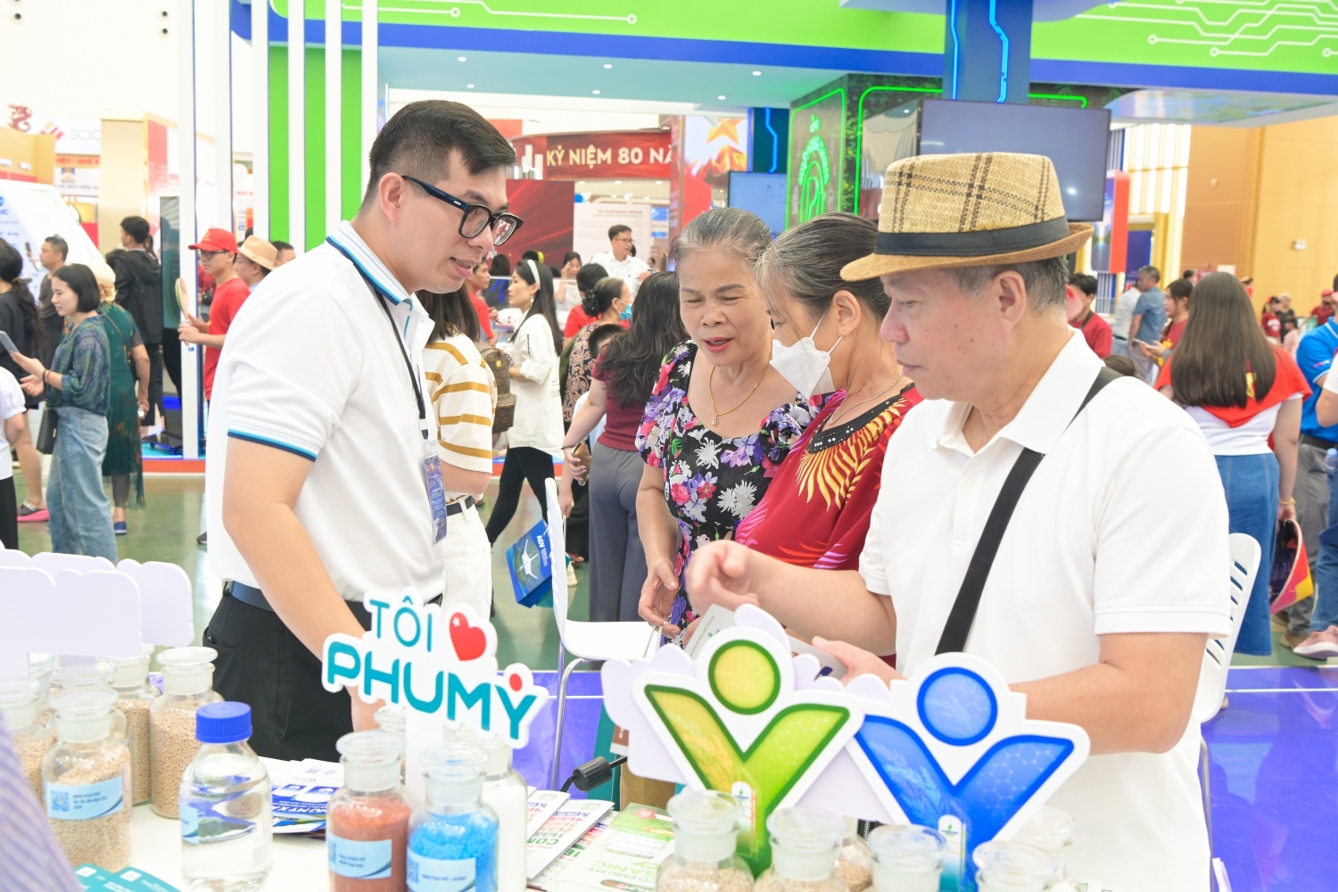 Thanh niên PVFCCo giới thiệu các sản phẩm của đơn vị tại Triển lãm thành tựu đất nước năm 2025