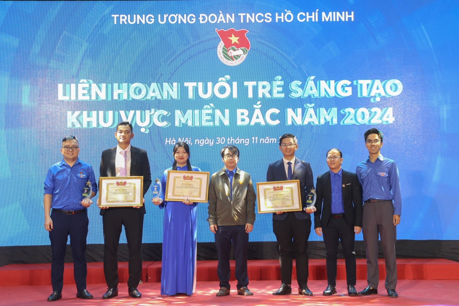Đồng chí Phạm Đăng An, Bí thư Đoàn Thanh niên Petrovietnam, cùng đoàn viên các cơ sở Đoàn trực thuộc có công trình được tuyên dương tại Liên hoan “Tuổi trẻ sáng tạo” khu vực miền Bắc năm 2024