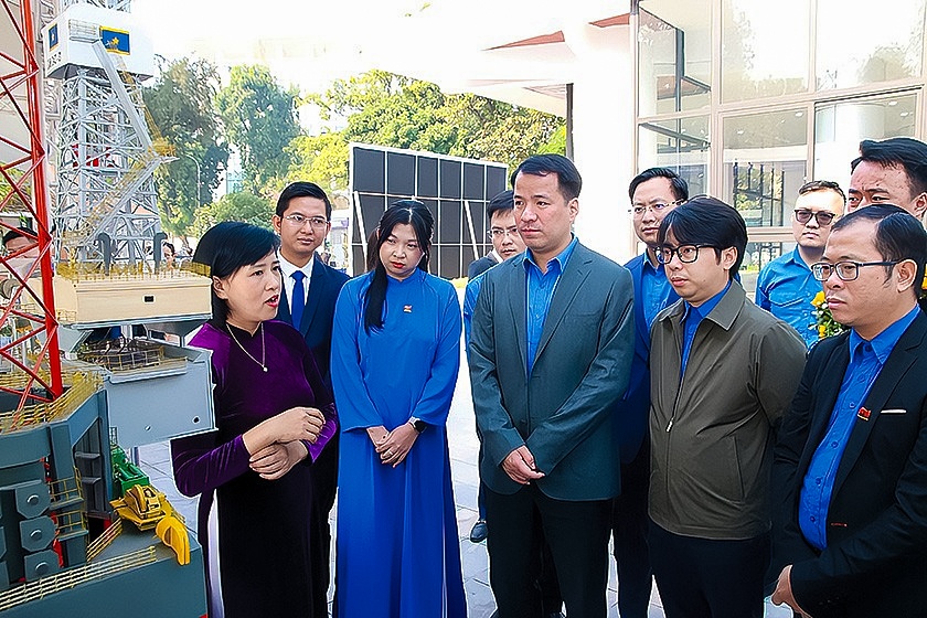 Bí thư Trung ương Đoàn TNCS Hồ Chí Minh Ngô Văn Cương tham quan, lắng nghe trình bày về các công trình sáng tạo của Tuổi trẻ Petrovietnam được vinh danh tại Liên hoan Tuổi trẻ Sáng tạo khu vực miền Bắc 2024