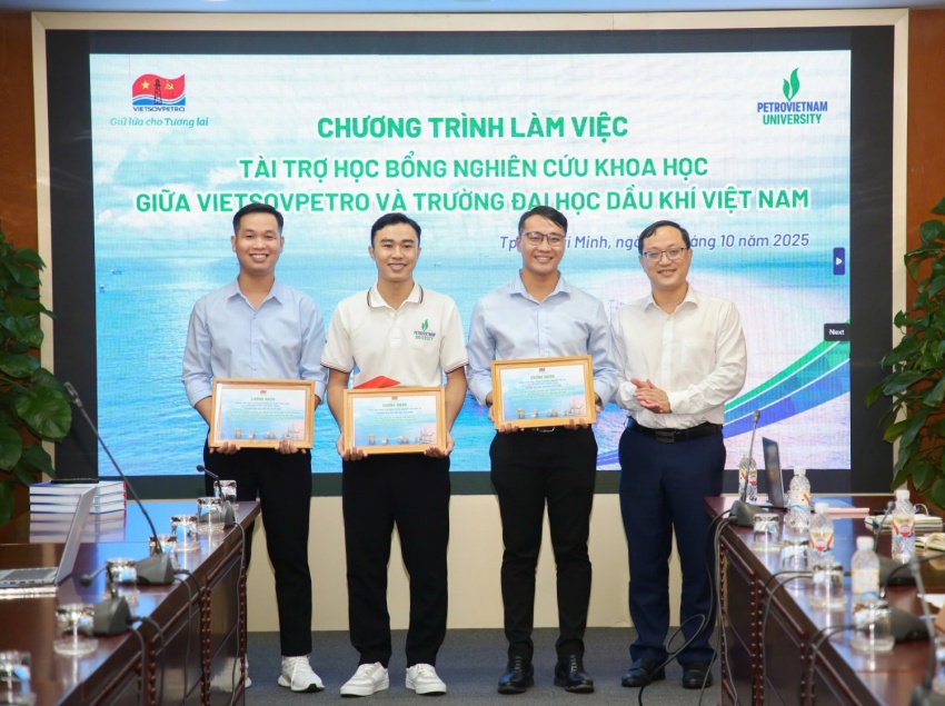 Vietsovpetro trao chứng nhận hoàn thành học bổng NCKH cho các nhóm tác giả của PVU