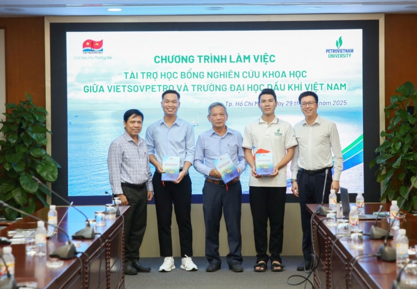 Vietsovpetro trao tặng sách cho thầy trò PVU