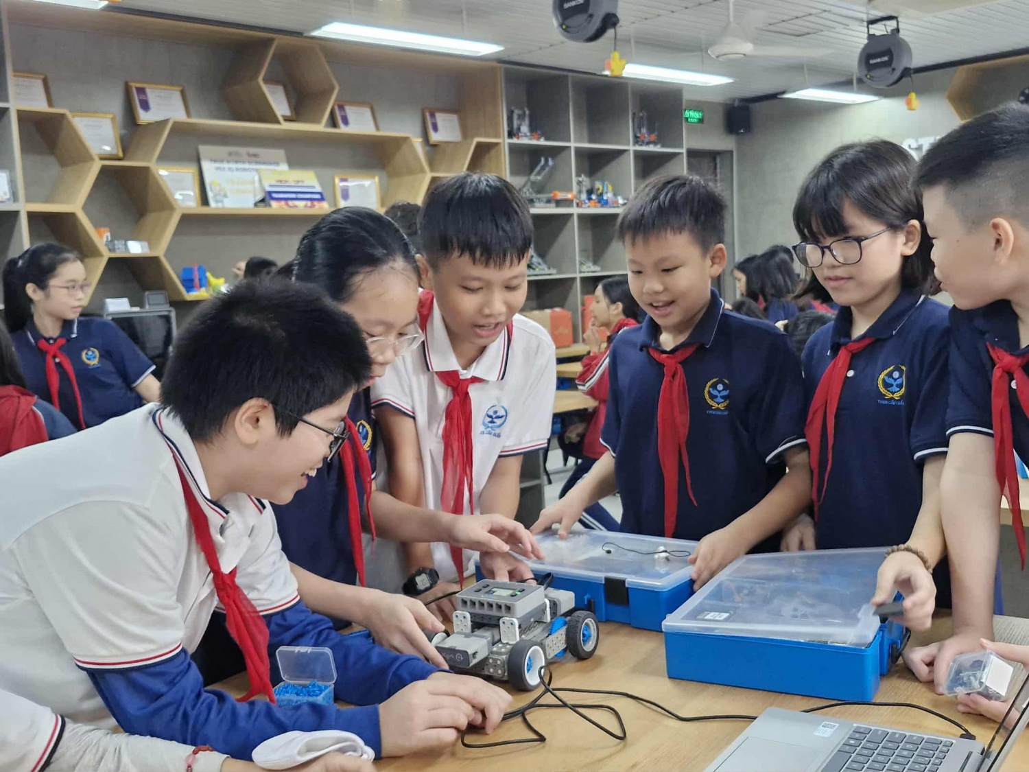 Mỗi góc học tập đều được thiết kế mở, giúp học sinh có thể dễ dàng di chuyển, thảo luận và làm việc nhóm.