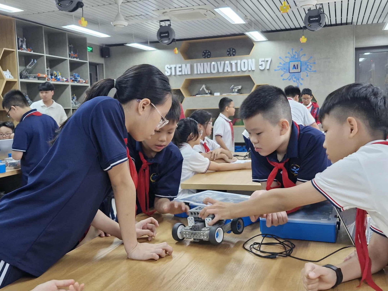 Sáng thứ Sáu, phòng giáo dục thực hành STEM Innovation 57 của Trường THCS Cầu Giấy rộn ràng tiếng nói cười.